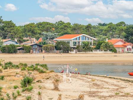 VILLA D’ARCHITECTE EN PREMIÈRE LIGNE AVEC PISCINE INTÉRIEURE – CAP FERRET