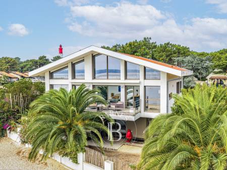 VILLA D’ARCHITECTE EN PREMIÈRE LIGNE AVEC PISCINE INTÉRIEURE – CAP FERRET