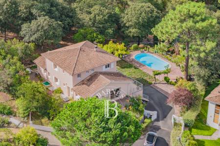 VILLA AU PANORAMA UNIQUE, DANS LE QUARTIER PRESTIGIEUX DE L'EDEN AU PYLA