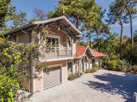 VILLA D’ARCHITECTE AVEC PISCINE DANS LE QUARTIER DES ABATILLES À ARCACHON