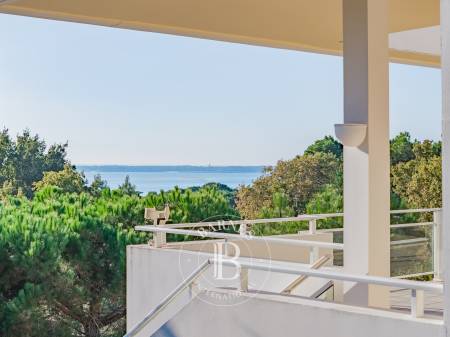 VILLA CONTEMPORAINE AVEC VUE PANORAMIQUE SUR LE BASSIN AU PYLA-SUR-MER