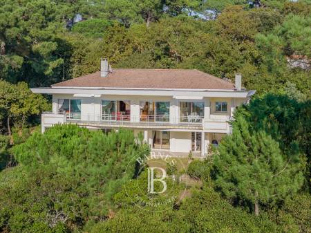 VILLA CONTEMPORAINE AVEC VUE PANORAMIQUE SUR LE BASSIN AU PYLA-SUR-MER
