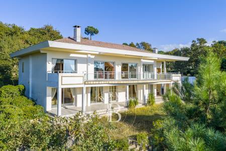 VILLA CONTEMPORAINE AVEC VUE PANORAMIQUE SUR LE BASSIN AU PYLA-SUR-MER