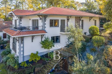 VILLA FAMILIALE AVEC PISCINE DANS LE QUARTIER DE PEREIRE À ARCACHON