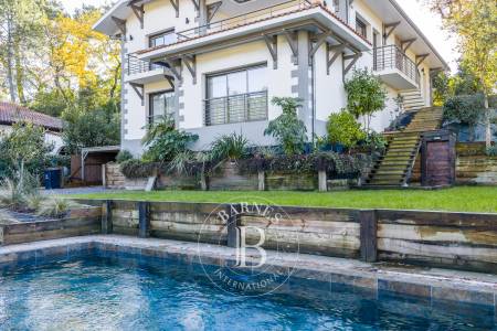 VILLA FAMILIALE AVEC PISCINE DANS LE QUARTIER DE PEREIRE À ARCACHON