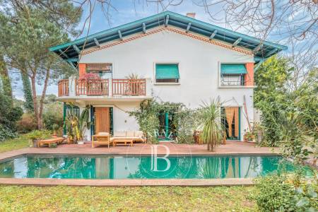 VILLA BASCO LANDAISE RÉNOVÉE AVEC PISCINE DANS LE QUARTIER DES ABATILLES À ARCACHON