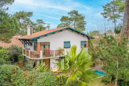 VILLA BASCO LANDAISE RÉNOVÉE AVEC PISCINE DANS LE QUARTIER DES ABATILLES À ARCACHON
