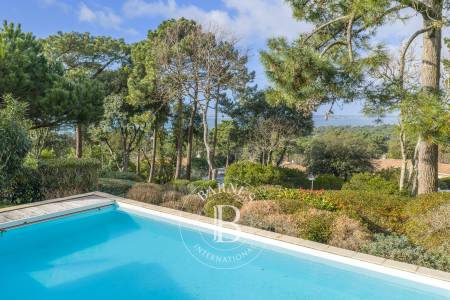 VILLA D’EXCEPTION AU PYLA-SUR-MER AVEC PISCINE ET VUE PANORAMIQUE SUR LE BASSIN