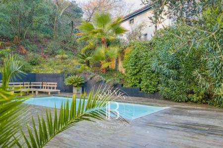 VILLA DE CHARME RÉNOVÉE, AVEC PISCINE, DANS LE QUARTIER DES ABATILLES À ARCACHON