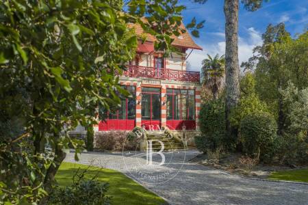 SOMPTUEUSE VILLA HISTORIQUE RÉNOVÉE AVEC PISCINE EN VILLE D’HIVER À ARCACHON