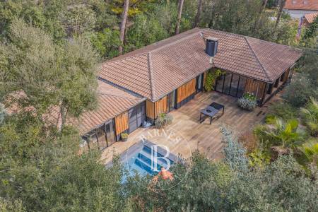 PROPRIÉTÉ AVEC DÉPENDANCES ET PISCINE DANS LE VILLAGE L’HERBE, SUR LA PRESQU’ÎLE DU CAP FERRET