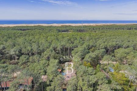 PROPRIÉTÉ AVEC DÉPENDANCES ET PISCINE DANS LE VILLAGE L’HERBE, SUR LA PRESQU’ÎLE DU CAP FERRET