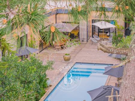 VILLA MODERNE AVEC PISCINE ET GRAND TERRAIN AU CŒUR DU CAP FERRET