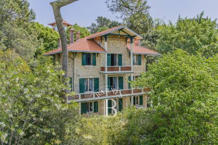 VILLA HISTORIQUE D’EXCEPTION DE 272 M² À RÉNOVER EN VILLE D’HIVER AVEC TERRAIN DE 1300 M²