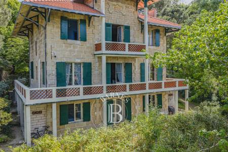 VILLA HISTORIQUE D’EXCEPTION DE 272 M² À RÉNOVER EN VILLE D’HIVER AVEC TERRAIN DE 1300 M²