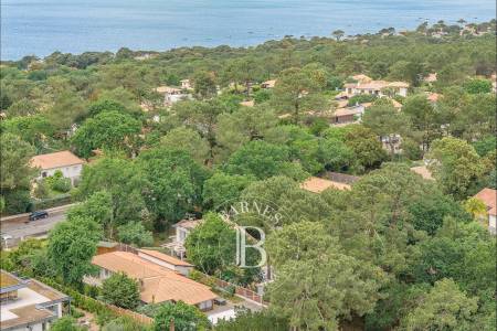 VILLA DE PLAIN-PIED AVEC VUE SUR LE BASSIN ET PISCINE AU PYLA-SUR-MER
