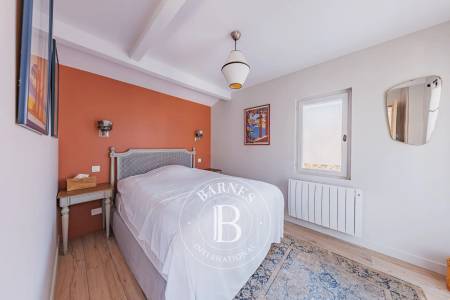 Chambre supplémentaire dans dépendance – immobilier de prestige