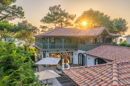 SPLENDIDE VILLA SITUÉE EN PREMIÈRE LIGNE AU PYLA-SUR-MER