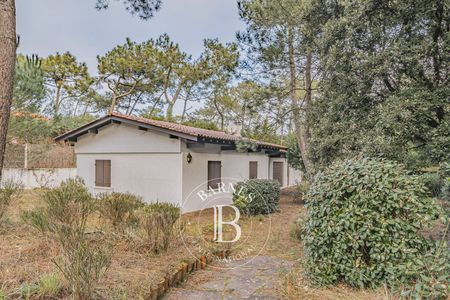 Salon lumineux et séjour avec cuisine ouverte à Cap Ferret Barnes Bassin d’Arcachon