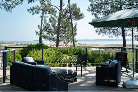 VILLA EN PREMIÈRE LIGNE AVEC VUE PANORAMIQUE SUR LE BASSIN AU CAP FERRET