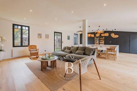 Immobilier de prestige sur le Bassin d’Arcachon avec jardin paysager et terrasse bois