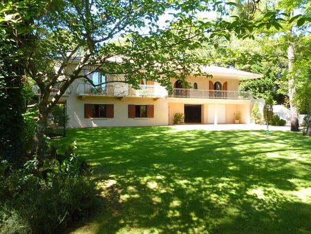 BELLE ET GRANDE VILLA AVEC PISCINE DANS UN QUARTIER RÉSIDENTIEL À PROXIMITÉ DU MOULLEAU, SÉJOUR DE 80 M2, GARAGE 4 VOITURES, PISCINE CHAUFFÉE, PARC PAYSAGÉ DE 2200 M2