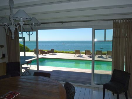 À vendre, Accès direct mer pour cette villa en bois avec piscine et perré privé, accès direct plage, première ligne PYLA SUR MER