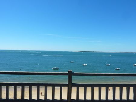 À vendre, vue exceptionnelle pour cette villa aux prestations de standing : cuisine équipée, 5 suites, piscine, perré privé, PREMIÈRE LIGNE PYLA SUR MER