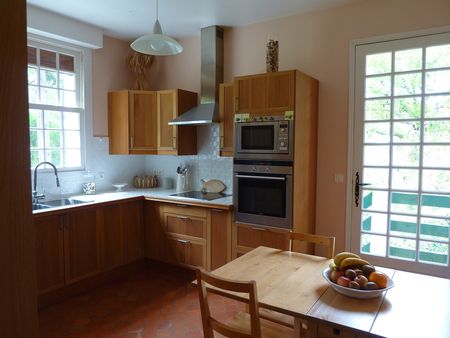 PYLA SUR MER, À VENDRE GRANDE VILLA DE CHARME AVEC CUISINE ÉQUIPÉE, SÉJOUR, SALON, 6 CHAMBRES, BEAUCOUP D'ESPACE, VUE SUR LA FORÊT DEPUIS LA TERRASSE