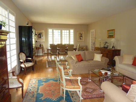 A VENDRE, GRANDE MAISON DE CARACTÈRE DE 230 M2, 6 CHAMBRES, JARDIN DONNANT SUR LA FORÊT DU PYLA SUR MER