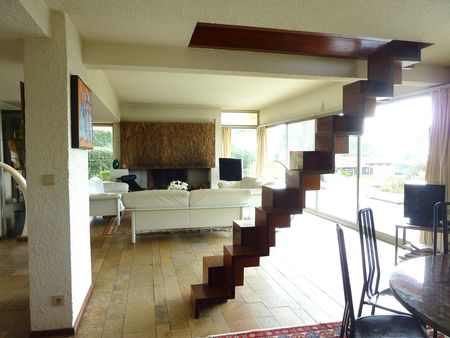 Cette villa d'architecte aux lignes très moderne offre une vue mer prodigieuse depuis sa terrasse. Vendu par BARNES PYLA SUR MER 33115