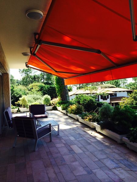 Depuis la terrasse de cette villa d'architecte, vue sur la pointe du Cap ferret et les Passes du Bassin d'Arcachon 33120 vendue AGENCE IMMOBILIÈRE BARNES PYLA