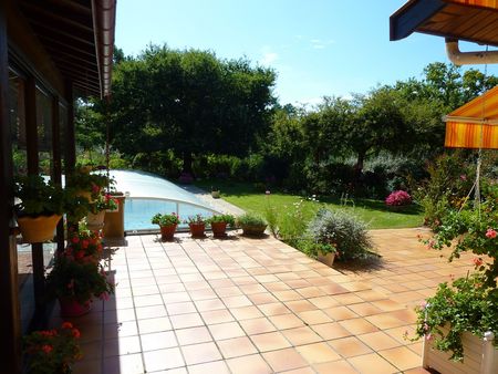 Cette villa à vendre au PYLA SUR MER, dispose d'une piscine chauffée et d'un vaste jardin