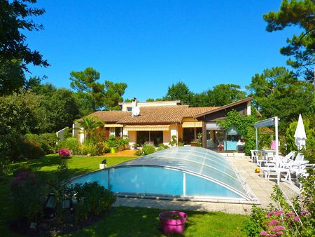 Au calme, Haut Pyla sur Mer, villa de 200 m2 habitables avec piscine chauffée et grand jardin paysagé