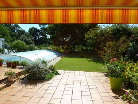 Villa de construction traditionnelle, 200 m2 habitables, piscine chauffée et grand jardin est disponible à la vente , secteur PYLA SUR MER 33115