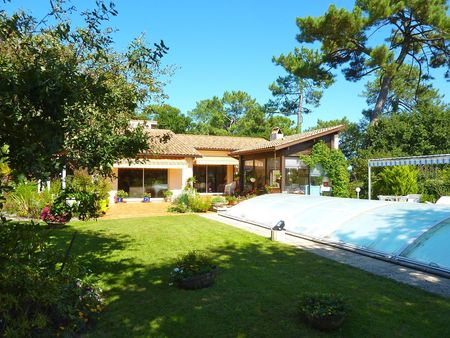 À vendre, quartier calme PYLA SUR MER, villa de construction traditionnelle avec grand jardin de 1900 m2 et piscine chauffée