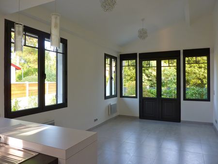 CETTE CHARMANTE VILLA BASUE ENTIÈREMENT RÉNOVÉE EST IDÉALE POUR INVESTIR DANS UN PIED À TERRE À PROXIMITÉ DES PLAGES ET DES COMMERCES DU PYLA SUR MER ET DU MOULLEAU