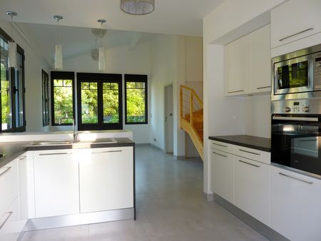 CETTE VILLA SITUÉE À PROXIMITÉ DES PLAGES DU MOULLEAU ET DU PYLA SUR MER A ÉTÉ ENTIÈREMENT RÉNOVÉE