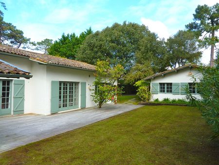 CETTE VILLA DE RÊVE PROPOSÉE À LA VENTE CHEZ BARNES PYLA SUR MER EST SITUÉE SUR UN GRAND PARC PAYSAGÉ À L'EMPLACEMENT EXCEPTIONNEL