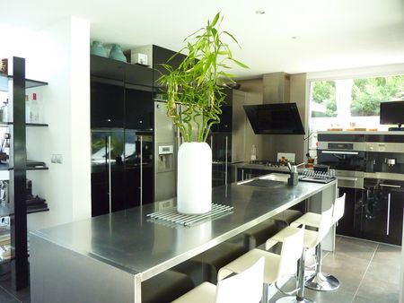 A VENDRE ARCACHON À PROXIMITÉ DU MOULLEAU VILLA MODERNE AVEC CUISINE ÉQUIPÉE