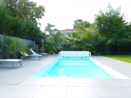 CETTE VILLA D'ARCHITECTE TRÈS LUMINEUSE EST À VENDRE À ARCACHON DANS UN QUARTIER TRÈS CALME, PISCINE AVEC NAGE À CONTRE COURANT