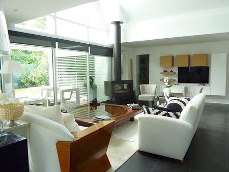 CETTE VILLA D'ARCHITECTE, MODERNE EST À VENDRE DANS UN QUARTIER CALME D'ARCACHON ET À PROXIMITÉ DU MOULLEAU