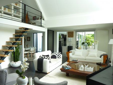 CETTE VILLA À VENDRE À ARCACHON DISPOSE D'UN GRAND SÉJOUR, SALLE À MANGER, SALON, OUVERT SUR BELLE TERRASSE AVEC PISCINE