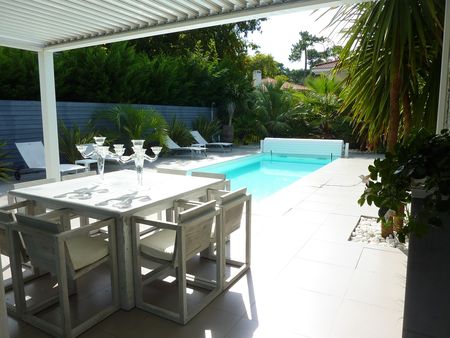 BELLE VILLA D'ARCHITECTE AU CALME 4 CHAMBRES PISCINE GARAGE À VENDRE À ARCACHON À PROXIMITÉ DU MOULLEAU