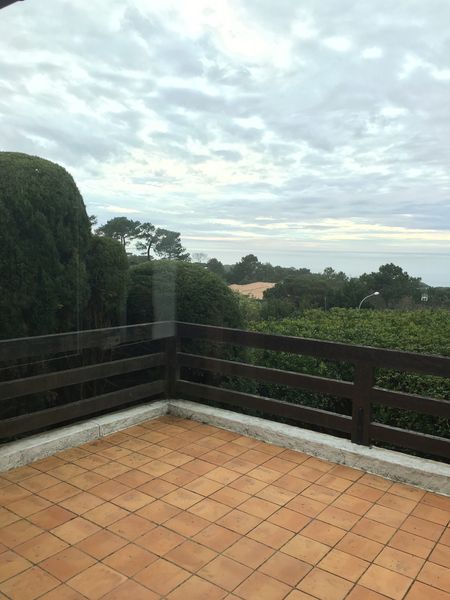 DEPUIS LA TERRASSE DE CETTE VILLA À LA VENTE LA VUE SUR LE CAP FERRET ET L'OCÉAN EST MAGNIFIQUE