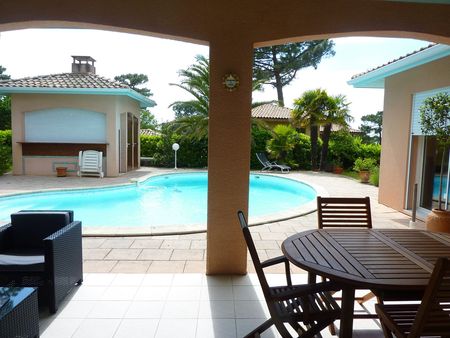 DANS LE DOMAINE DE LA FORET BARNES IMMOBILIER AU PYLA PROPOSE À LA VENTE CETTE JOLIE CONTEMPORAINE DE 4 CHAMBRES