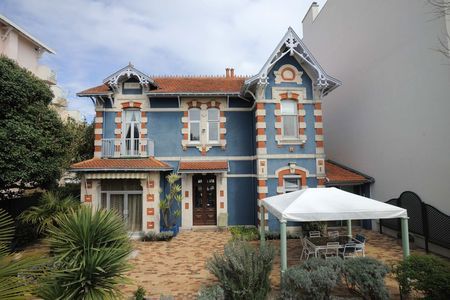 Vue directe sur le Port de Plaisance depuis cette villa de charme des années 30