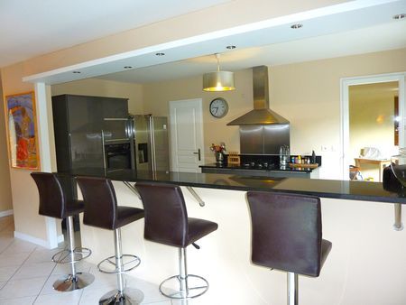 Maison contemporaine à vendre sur le Pyla avec cuisine équipée ouverte sur grand séjour