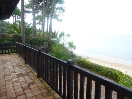 VILLA PREMIÈRE LIGNE AVEC VUE PANORAMIQUE SUR LE BASSIN AU PYLA SUR MER