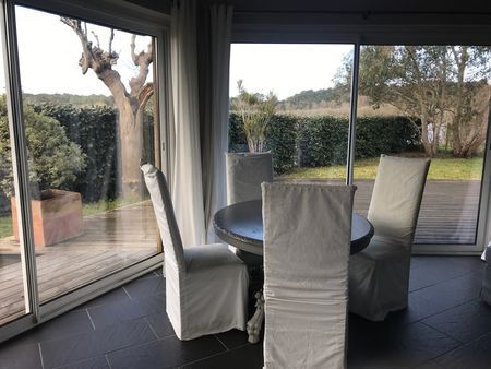 POUR LES AMOUREUX DE LA PECHE BARNES VEND UNE VILLA SUR LES RIVES DU LAC DE BISCAROSSE